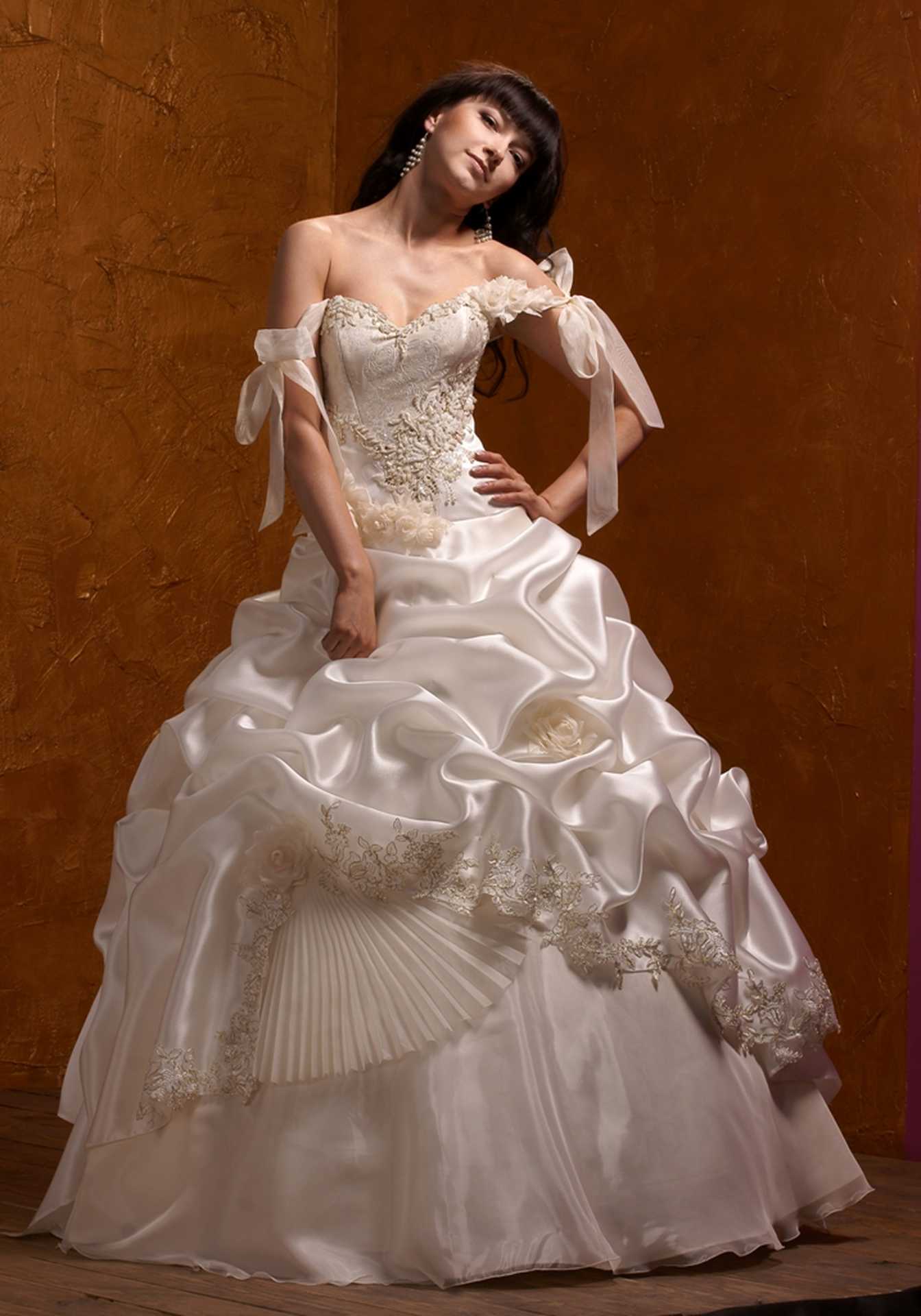Свадебное платье на манекене - 47 фото
